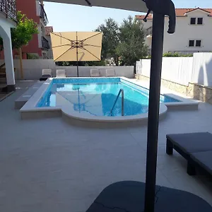 https://vuletic-apartments.hotels-in-trogir.com